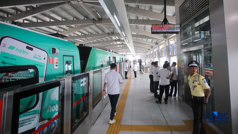 Suasana jelang beroperasinya Stasiun LRT Jakarta Manggarai, di Jakarta Senin (24/8/2026). (CNBC Indonesia/Faisal Rahman)