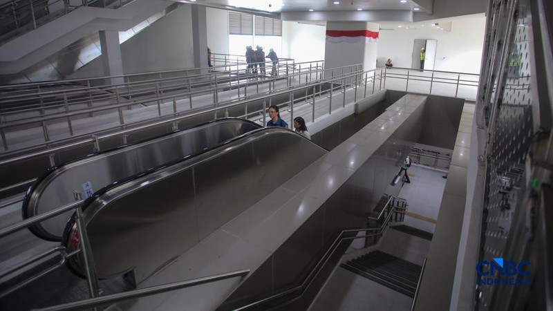 Suasana jelang beroperasinya Stasiun LRT Jakarta Manggarai, di Jakarta Senin (24/8/2026). (CNBC Indonesia/Faisal Rahman)