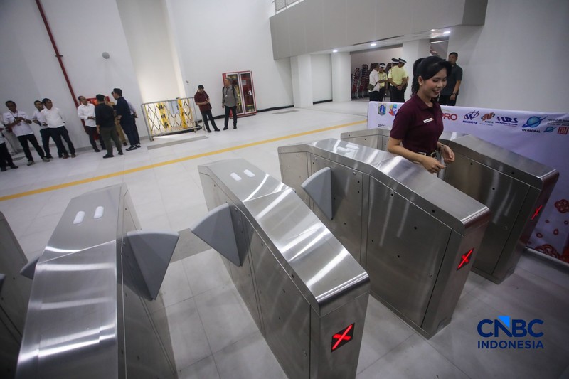 Suasana jelang beroperasinya Stasiun LRT Jakarta Manggarai, di Jakarta Senin (24/8/2026). (CNBC Indonesia/Faisal Rahman)