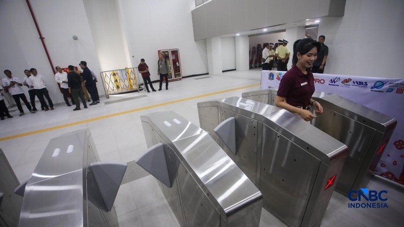 Suasana jelang beroperasinya Stasiun LRT Jakarta Manggarai, di Jakarta Senin (24/8/2026). (CNBC Indonesia/Faisal Rahman)