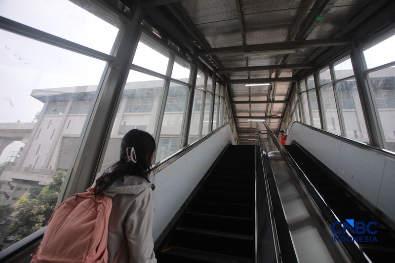 Gubernur DKI Jakarta Pramono Anung saat meninjau Stasiun LRT Jakarta Manggarai, di Jakarta Senin (24/8/2026). (CNBC Indonesia/Faisal Rahman)