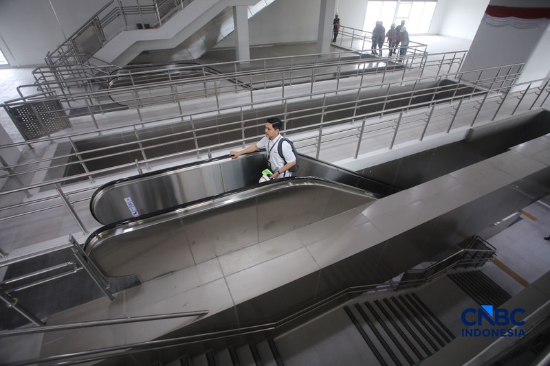 Gubernur DKI Jakarta Pramono Anung saat meninjau Stasiun LRT Jakarta Manggarai, di Jakarta Senin (24/8/2026). (CNBC Indonesia/Faisal Rahman)