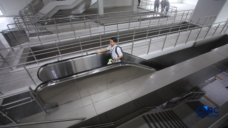 Suasana jelang beroperasinya Stasiun LRT Jakarta Manggarai, di Jakarta Senin (24/8/2026).