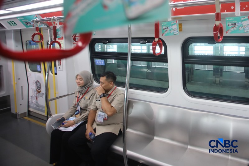 Gubernur DKI Jakarta Pramono Anung saat meninjau Stasiun LRT Jakarta Manggarai, di Jakarta Senin (24/8/2026). (CNBC Indonesia/Faisal Rahman)