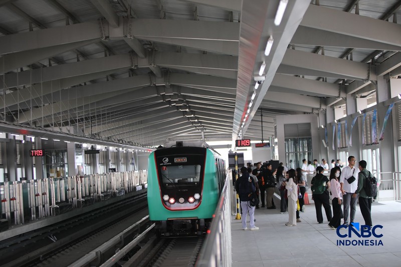 Gubernur DKI Jakarta Pramono Anung saat meninjau Stasiun LRT Jakarta Manggarai, di Jakarta Senin (24/8/2026). (CNBC Indonesia/Faisal Rahman)