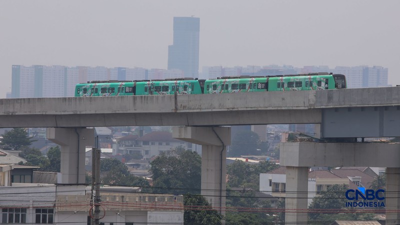 Gubernur DKI Jakarta Pramono Anung saat meninjau Stasiun LRT Jakarta Manggarai, di Jakarta Senin (24/8/2026). (CNBC Indonesia/Faisal Rahman)