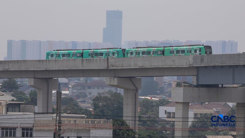 Suasana jelang beroperasinya Stasiun LRT Jakarta Manggarai, di Jakarta Senin (24/8/2026).