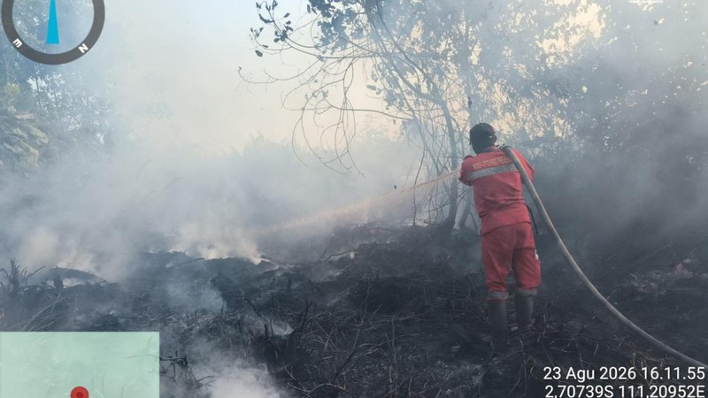 Upaya pemadaman karhutla oleh satgas darat di wilayah Kalimantan Tengah, Minggu (23/8). (Dok. Daops Manggala Agni Kalimantan III)