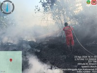 Upaya pemadaman karhutla oleh satgas darat di wilayah Kalimantan Tengah, Minggu (23/8). (Dok. Daops Manggala Agni Kalimantan III)
