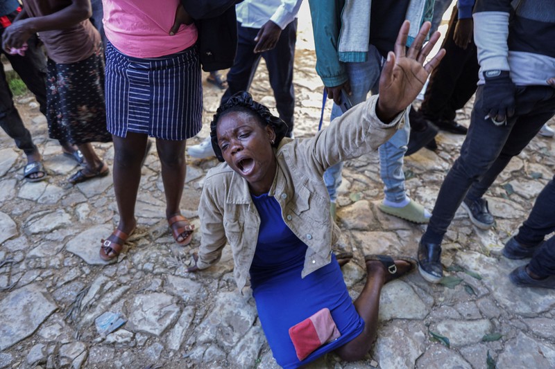 Kondisi mobil yang hangus terbakar setelah serangan mematikan oleh geng bersenjata, di pinggiran Port-au-Prince, di Kenscoff, Haiti, 24 Agustus 2026. REUTERS/Fildor Pq Egeder