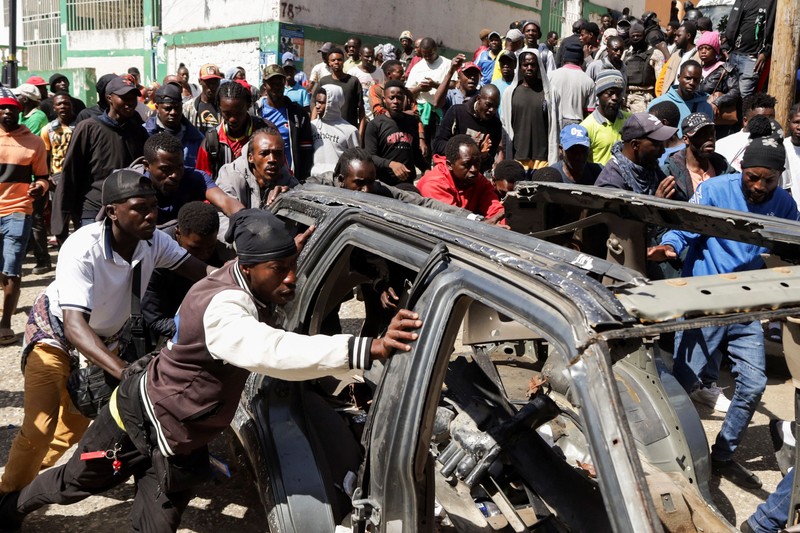 Kondisi mobil yang hangus terbakar setelah serangan mematikan oleh geng bersenjata, di pinggiran Port-au-Prince, di Kenscoff, Haiti, 24 Agustus 2026. REUTERS/Fildor Pq Egeder