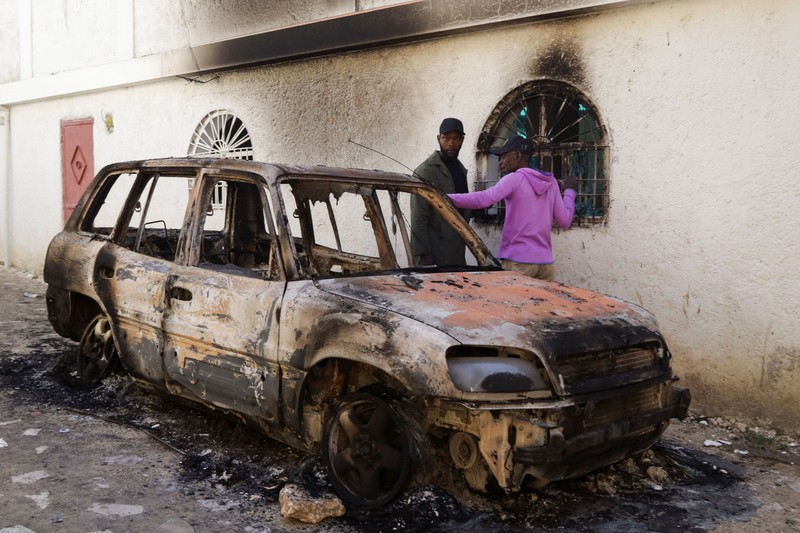 Kondisi mobil yang hangus terbakar setelah serangan mematikan oleh geng bersenjata, di pinggiran Port-au-Prince, di Kenscoff, Haiti, 24 Agustus 2026. REUTERS/Fildor Pq Egeder