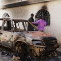 Kondisi mobil yang hangus terbakar setelah serangan mematikan oleh geng bersenjata, di pinggiran Port-au-Prince, di Kenscoff, Haiti, 24 Agustus 2026. REUTERS/Fildor Pq Egeder