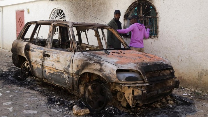 Kondisi mobil yang hangus terbakar setelah serangan mematikan oleh geng bersenjata, di pinggiran Port-au-Prince, di Kenscoff, Haiti, 24 Agustus 2026. REUTERS/Fildor Pq Egeder