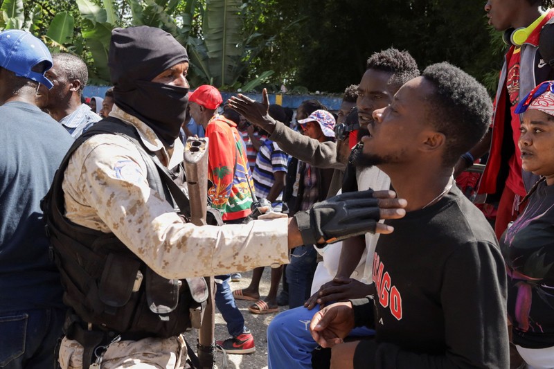 Kondisi mobil yang hangus terbakar setelah serangan mematikan oleh geng bersenjata, di pinggiran Port-au-Prince, di Kenscoff, Haiti, 24 Agustus 2026. REUTERS/Fildor Pq Egeder