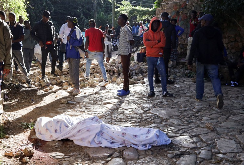 Kondisi mobil yang hangus terbakar setelah serangan mematikan oleh geng bersenjata, di pinggiran Port-au-Prince, di Kenscoff, Haiti, 24 Agustus 2026. REUTERS/Fildor Pq Egeder
