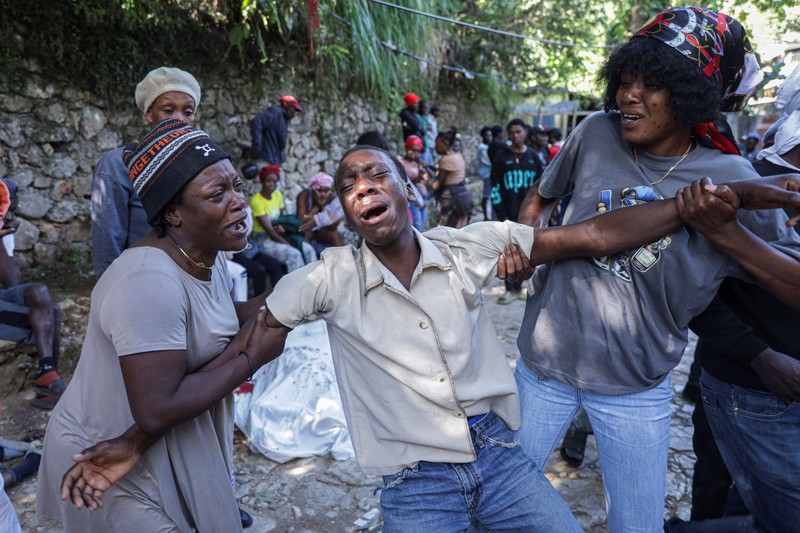 Kondisi mobil yang hangus terbakar setelah serangan mematikan oleh geng bersenjata, di pinggiran Port-au-Prince, di Kenscoff, Haiti, 24 Agustus 2026. REUTERS/Fildor Pq Egeder
