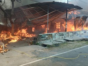 Saksi Ungkap 5 Orang Lompat Tembok Saat Rumah Produksi Sofa di Solo Terbakar