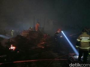 Kebakaran di Perumahan Pemda Manggala Makassar Malam Ini