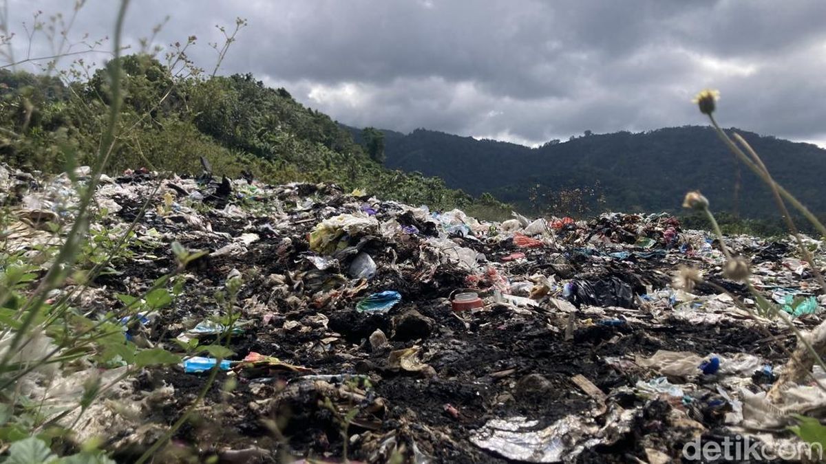 Gunungan Sampah di Eks TPA Sente Rawan Terbakar, DLHP Klungkung Pantau