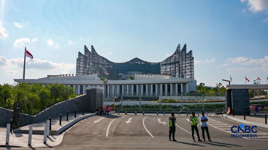 Petugas keamanan berjaga di depan Kompleks Istana Kepresidenan, Kawasan Inti Pusat Pemerintahan (KIPP), Ibu Kota Nusantara (IKN), Penajam Paser Utara, Kalimantan Timur, Minggu (16/8/2026). (CNBC Indonesia/Tias Budiarto)