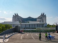 Petugas keamanan berjaga di depan Kompleks Istana Kepresidenan, Kawasan Inti Pusat Pemerintahan (KIPP), Ibu Kota Nusantara (IKN), Penajam Paser Utara, Kalimantan Timur, Minggu (16/8/2026). (CNBC Indonesia/Tias Budiarto)