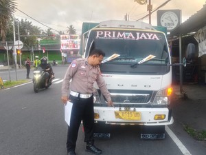 Pemotor Perempuan Patah Tulang Usai Hantam Truk di Karangasem