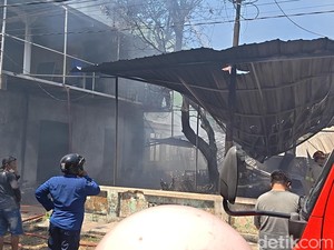 Kos-Rumah Produksi Sofa di Solo Terbakar, Api Diduga dari Bocah Bakar Sampah