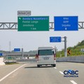 Sebuah mobil melintasi Jalan Tol Ibu Kota Nusantar (IKN), menghubungkan Kota Balikpapan dengan Kawasan Inti Pusat Pemerintahan (KIPP) Nusantara di Kalimantan Timur, Jumat (14/8/2026). (CNBC Indonesia/Tias Budiarto)