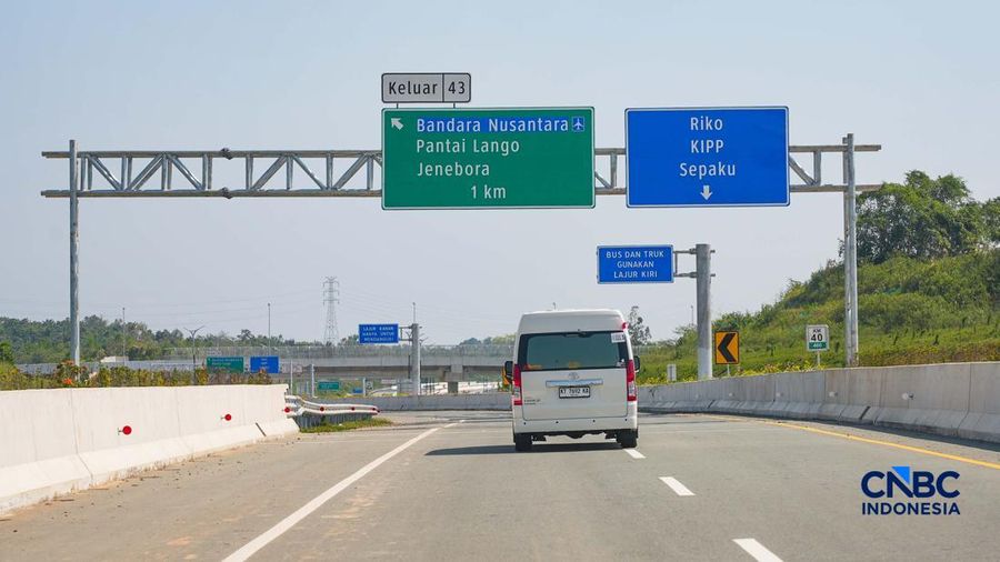 Sebuah mobil melintasi Jalan Tol Ibu Kota Nusantar (IKN), menghubungkan Kota Balikpapan dengan Kawasan Inti Pusat Pemerintahan (KIPP) Nusantara di Kalimantan Timur, Jumat (14/8/2026). (CNBC Indonesia/Tias Budiarto)