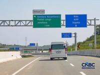 Sebuah mobil melintasi Jalan Tol Ibu Kota Nusantar (IKN), menghubungkan Kota Balikpapan dengan Kawasan Inti Pusat Pemerintahan (KIPP) Nusantara di Kalimantan Timur, Jumat (14/8/2026). (CNBC Indonesia/Tias Budiarto)