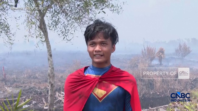 Video: Superman Bantu Padamkan Kebakaran Lahan Kalimantan