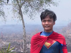 Superman Bantu Padamkan Kebakaran Lahan Kalimantan