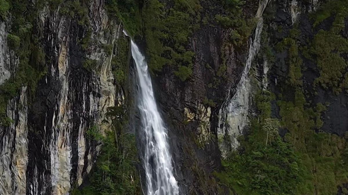 Pesona Air Terjun Sambabo yang Menjulang di Pegunungan Quarles Mamasa