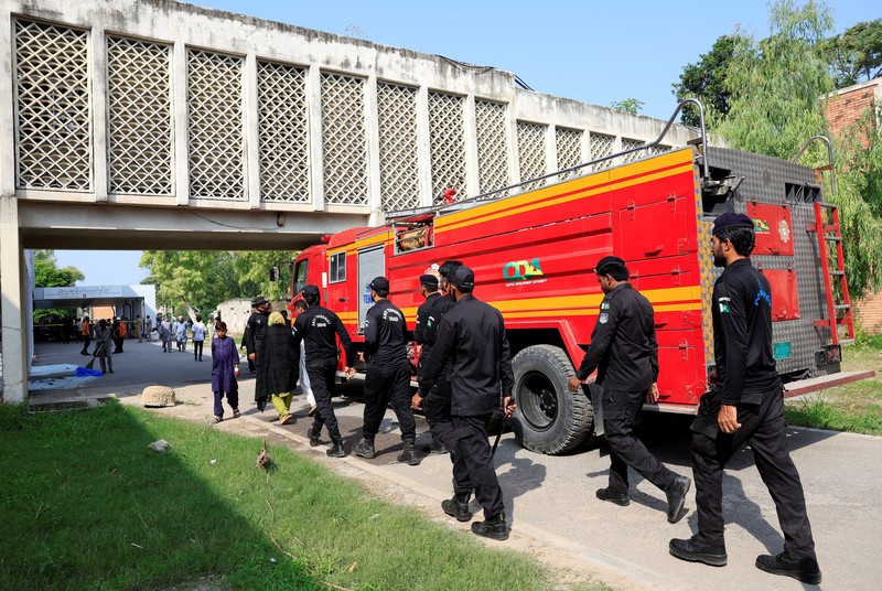Petugas kepolisian melintas di dekat ambulans di luar unit perawatan intensif setelah kebakaran terjadi di rumah sakit Pakistan Institute of Medical Sciences (PIMS) di Islamabad, Pakistan, 26 Agustus 2026. (REUTERS/Akhtar Soomro)