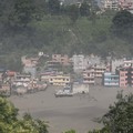 Bangunan-bangunan yang terendam sebagian di sepanjang tepi sungai akibat banjir bandang di distrik Nuwakot, Nepal, pada 26 Agustus 2026, sebagaimana terlihat dalam tangkapan layar dari video yang dirilis untuk umum. (Sujan Bagale/Handout via REUTERS)