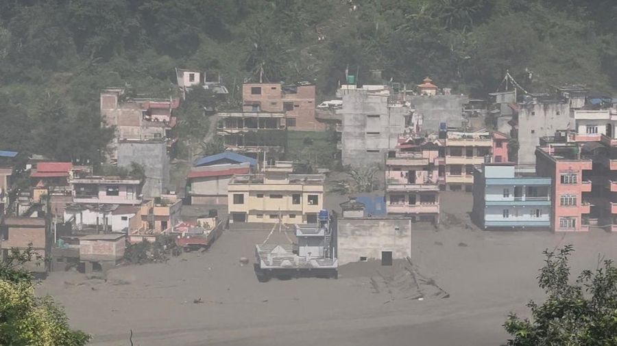 Bangunan-bangunan yang terendam sebagian di sepanjang tepi sungai akibat banjir bandang di distrik Nuwakot, Nepal, pada 26 Agustus 2026, sebagaimana terlihat dalam tangkapan layar dari video yang dirilis untuk umum. (Sujan Bagale/Handout via REUTERS)