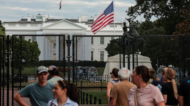 Bendera Amerika Serikat berkibar setengah tiang di depan Gedung Putih untuk mengenang Dolly Parton, setelah diumumkan bahwa ikon musik country tersebut meninggal dunia pada usia 80 tahun, di Washington, D.C., AS, 25 Agustus 2026. (REUTERS/Kylie Coope