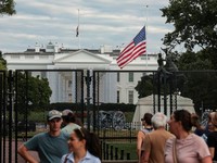 Bendera Amerika Serikat berkibar setengah tiang di depan Gedung Putih untuk mengenang Dolly Parton, setelah diumumkan bahwa ikon musik country tersebut meninggal dunia pada usia 80 tahun, di Washington, D.C., AS, 25 Agustus 2026. (REUTERS/Kylie Coope