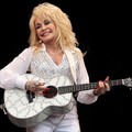 Bintang musik country Amerika, Dolly Parton, tampil di Pyramid Stage di Worthy Farm, Somerset, dalam acara Glastonbury Festival pada 29 Juni 2014. (REUTERS/Cathal McNaughton)