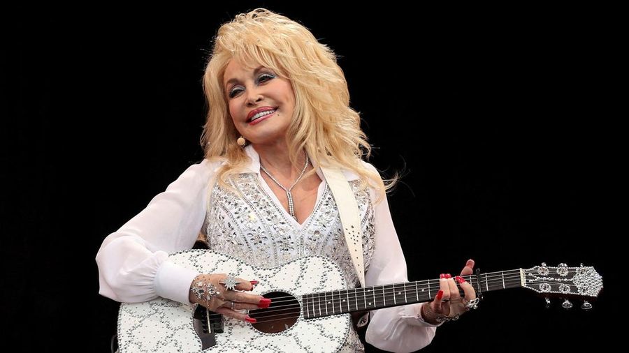 Bintang musik country Amerika, Dolly Parton, tampil di Pyramid Stage di Worthy Farm, Somerset, dalam acara Glastonbury Festival pada 29 Juni 2014. (REUTERS/Cathal McNaughton)