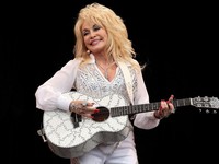 Bintang musik country Amerika, Dolly Parton, tampil di Pyramid Stage di Worthy Farm, Somerset, dalam acara Glastonbury Festival pada 29 Juni 2014. (REUTERS/Cathal McNaughton)