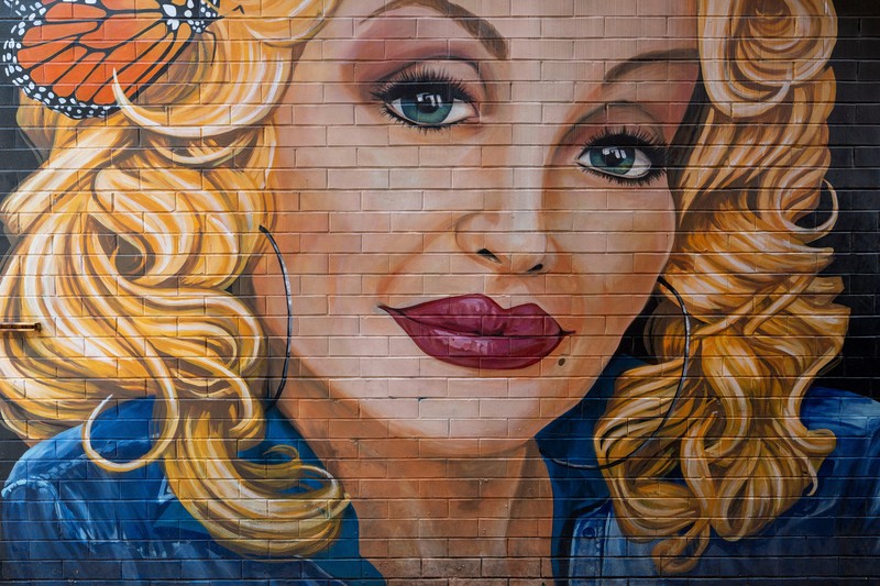 Pembawa acara Dolly Parton mengajak bintang-bintang lain untuk bergabung dengannya saat ia membawakan lagu *country* 10 Oktober 1988. (Callie Shell/USA Today Network via REUTERS)