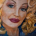 Bintang musik country Amerika, Dolly Parton, tampil di Pyramid Stage di Worthy Farm, Somerset, dalam acara Glastonbury Festival pada 29 Juni 2014. (REUTERS/Cathal McNaughton)