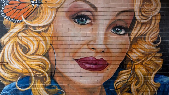 Bintang musik country Amerika, Dolly Parton, tampil di Pyramid Stage di Worthy Farm, Somerset, dalam acara Glastonbury Festival pada 29 Juni 2014. (REUTERS/Cathal McNaughton)