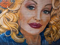 Bintang musik country Amerika, Dolly Parton, tampil di Pyramid Stage di Worthy Farm, Somerset, dalam acara Glastonbury Festival pada 29 Juni 2014. (REUTERS/Cathal McNaughton)