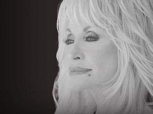 Dolly Parton Meninggal, Trump Perintahkan Kibarkan Bendera Setengah Tiang