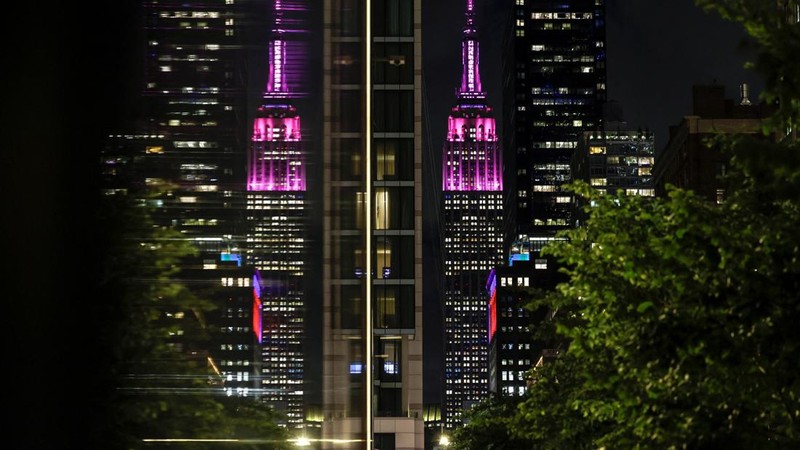 Empire State Building diterangi cahaya merah muda sebagai penghormatan kepada Dolly Parton setelah pengumuman kematiannya pada usia 80 tahun, di New York City, AS, Selasa (25/6/2026). (REUTERS/Jeenah Moon)