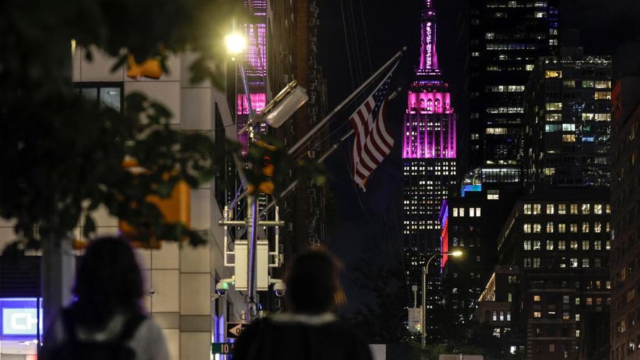 Empire State Building diterangi cahaya merah muda sebagai penghormatan kepada Dolly Parton setelah pengumuman kematiannya pada usia 80 tahun, di New York City, AS, Selasa (25/6/2026). (REUTERS/Jeenah Moon)