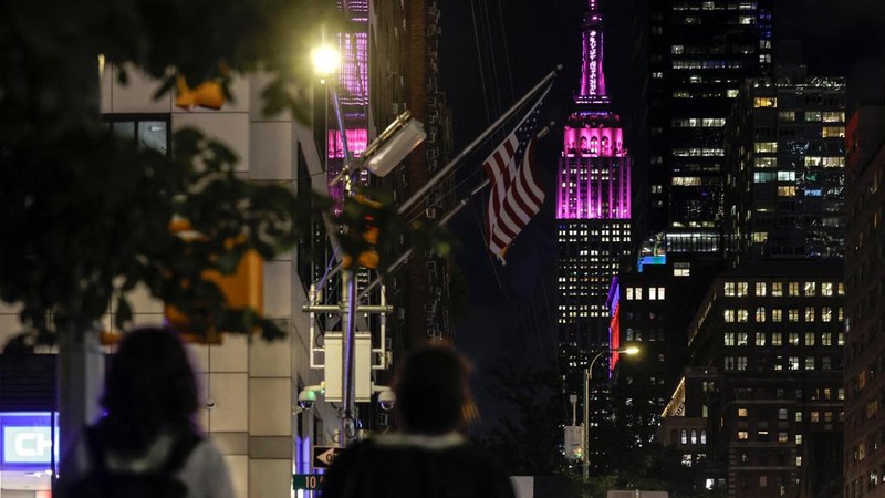 Empire State Building diterangi cahaya merah muda sebagai penghormatan kepada Dolly Parton setelah pengumuman kematiannya pada usia 80 tahun, di New York City, AS, Selasa (25/6/2026). (REUTERS/Jeenah Moon)